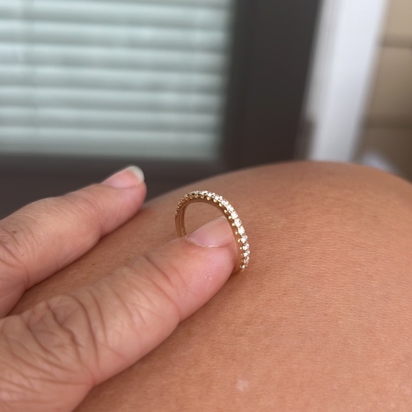 14 karat yellow gold/.34 cttw diamond chevron band size 6 - Picture 4 of 5